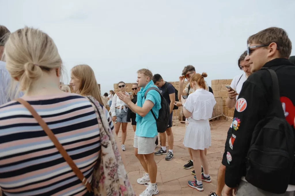 Grupp resenärer på stadsmurarna i Essaouira under en dagsutflykt från Taghazout
