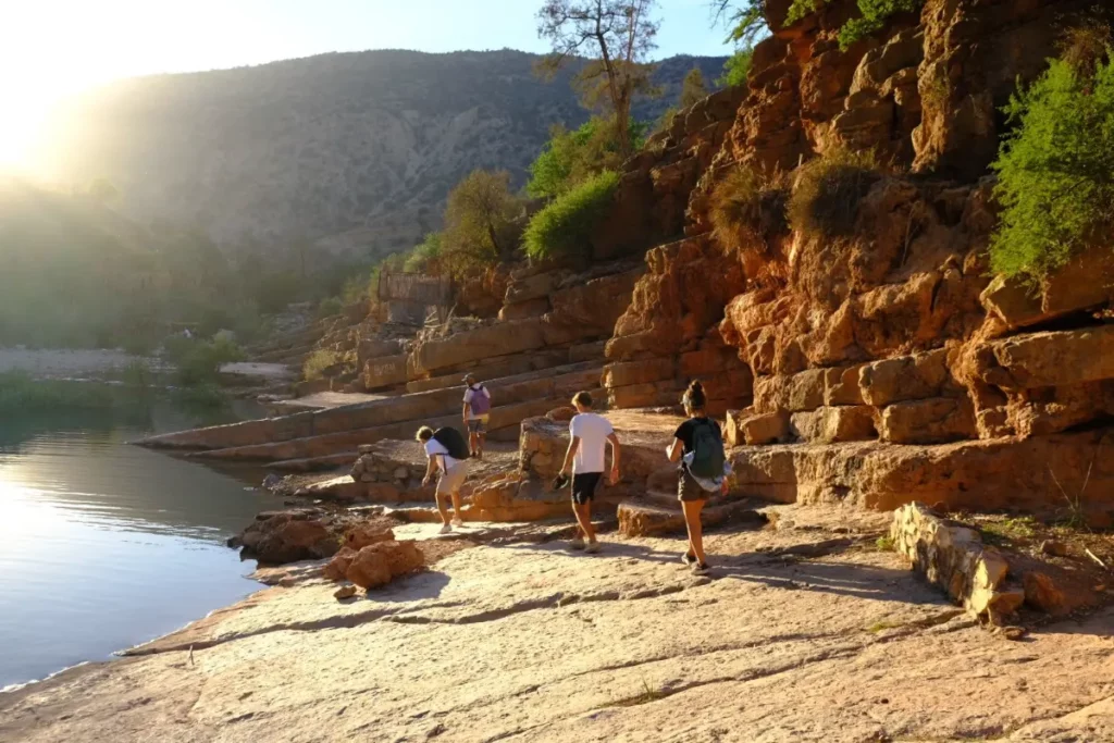 Besökare som utforskar klipporna och de naturliga poolerna i Paradise Valley nära Taghazout